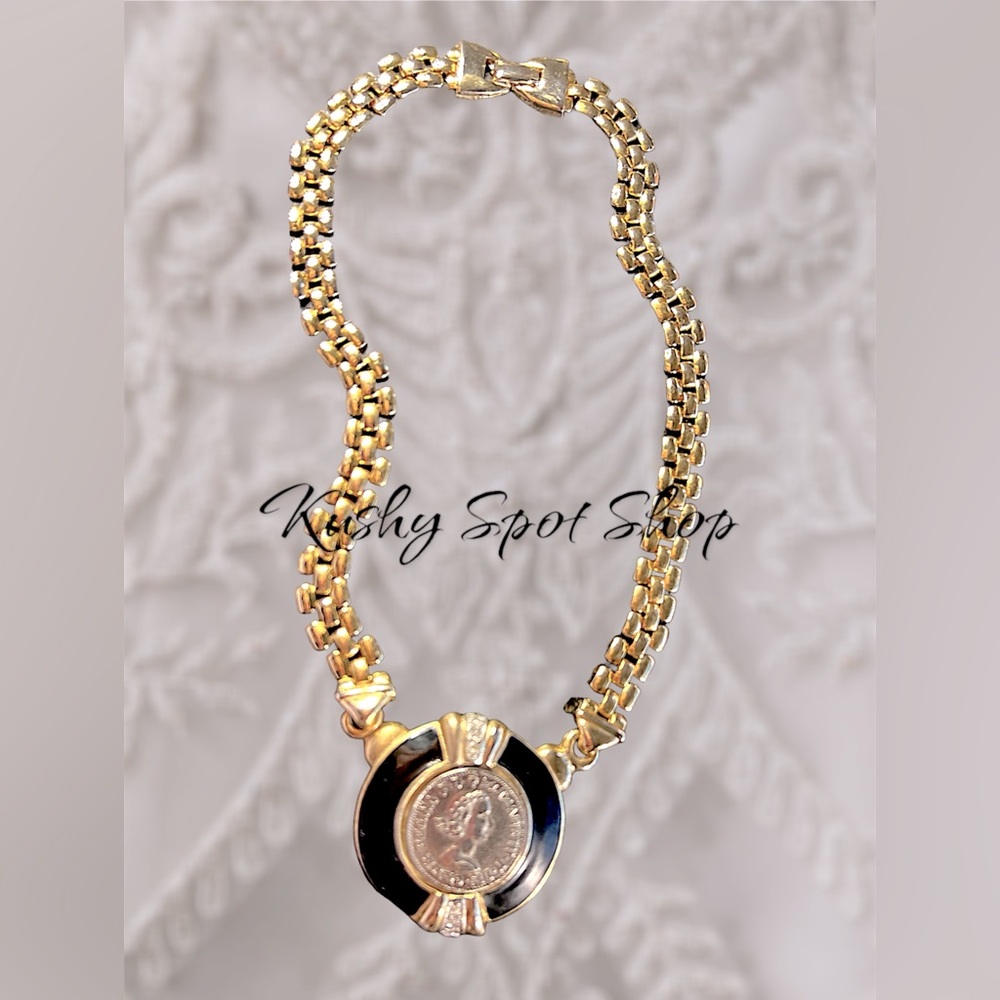 Antique Queen Elizabeth II Coin Goldtone Black Enamel Necklace  ⚜️👑🖤👸🏻✨🖤⚜️